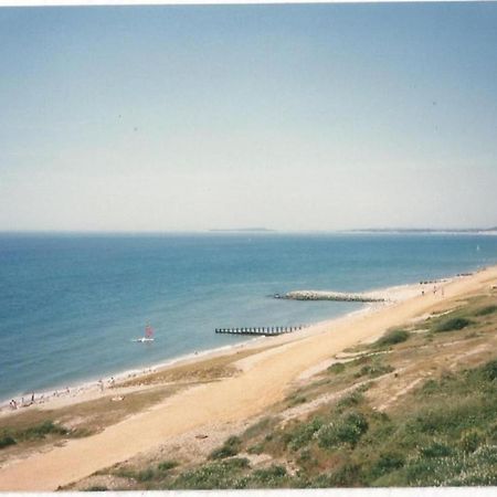 Pine Lodge Barton on Sea Exterior photo