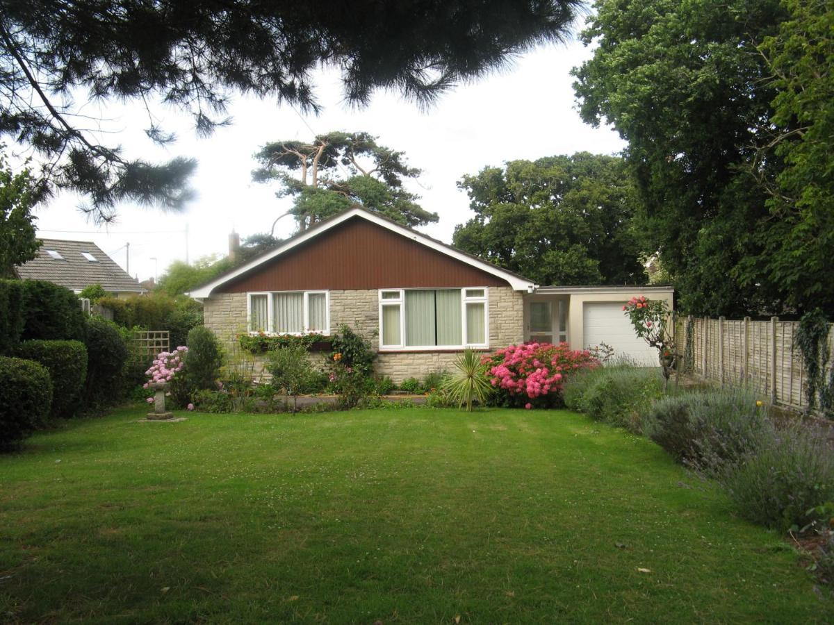 Pine Lodge Barton on Sea Exterior photo