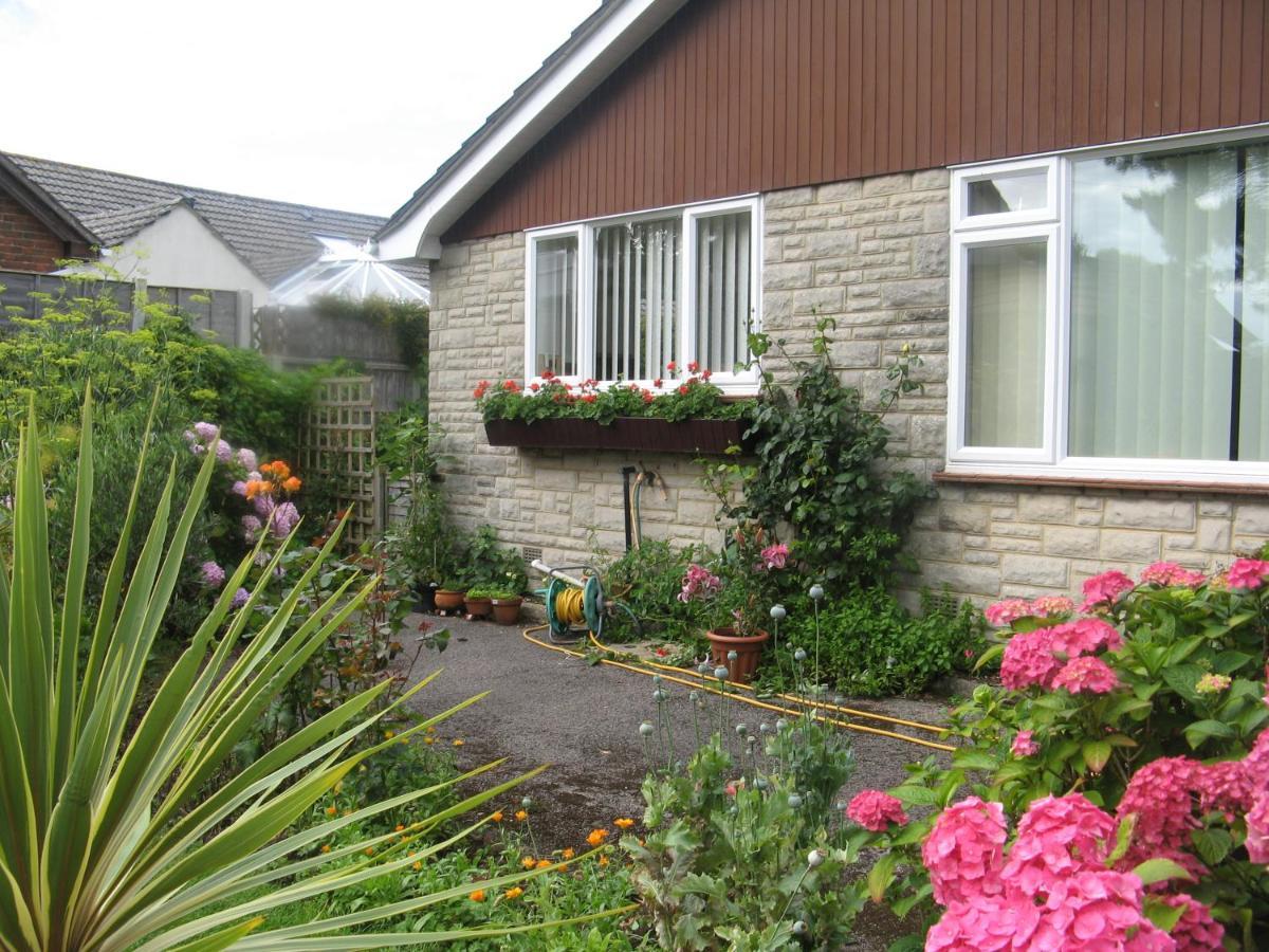 Pine Lodge Barton on Sea Exterior photo