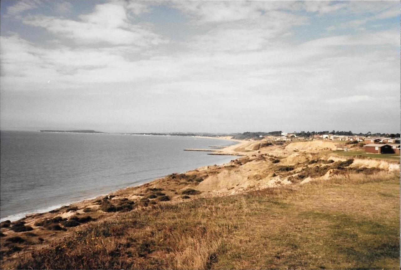 Pine Lodge Barton on Sea Exterior photo