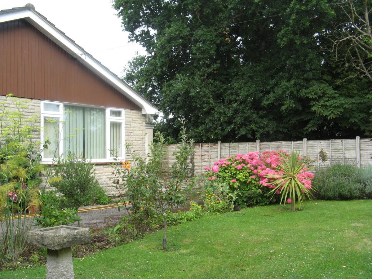 Pine Lodge Barton on Sea Exterior photo